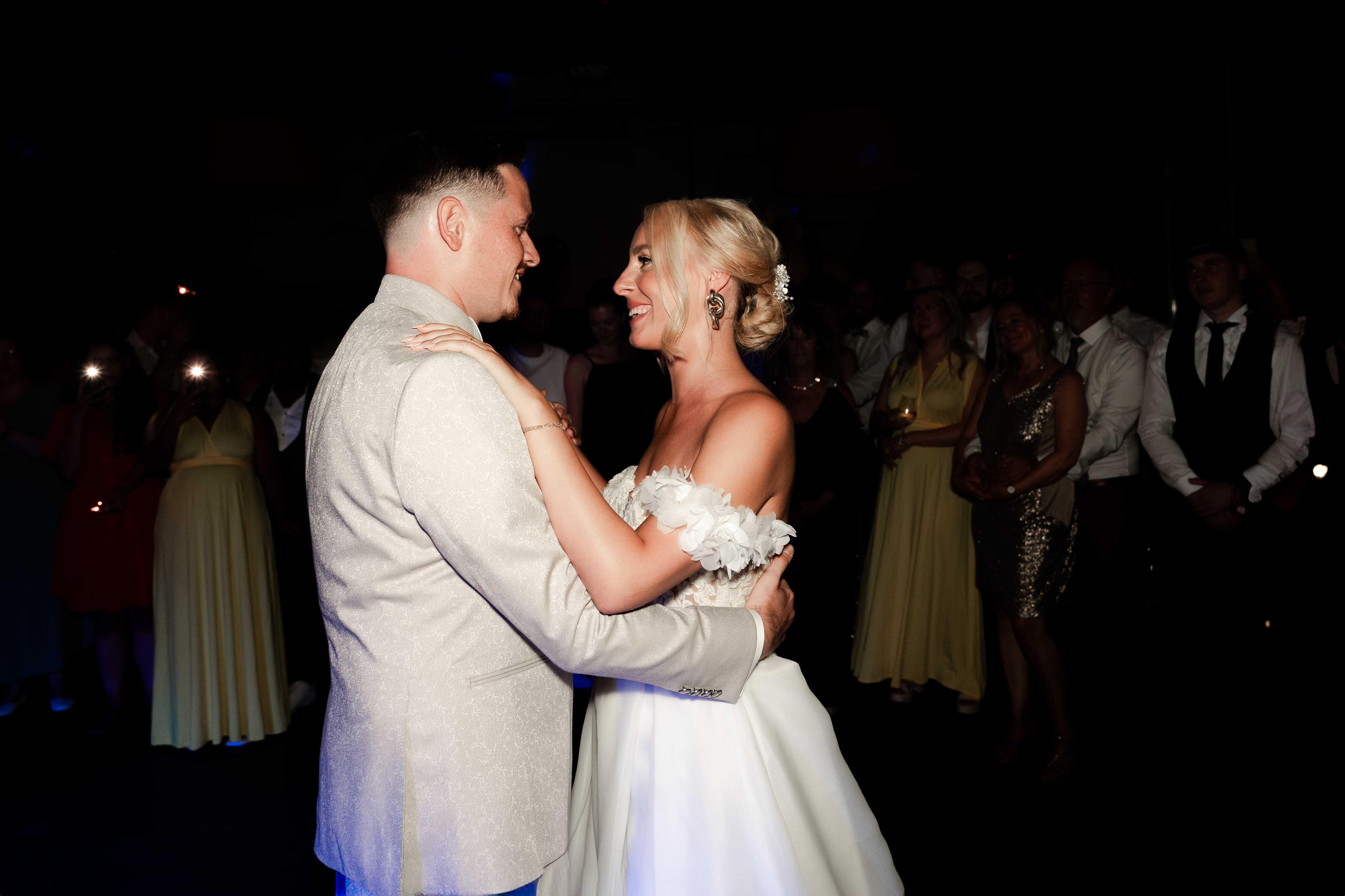 Hochzeitsfotograf Saskia & Kevin – Brautpaar-Porträt im Tageslicht